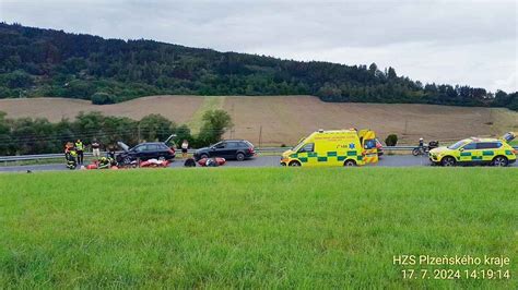 U Sušice se srazilo auto s motorkou se sajdkárou, pro zraněného。